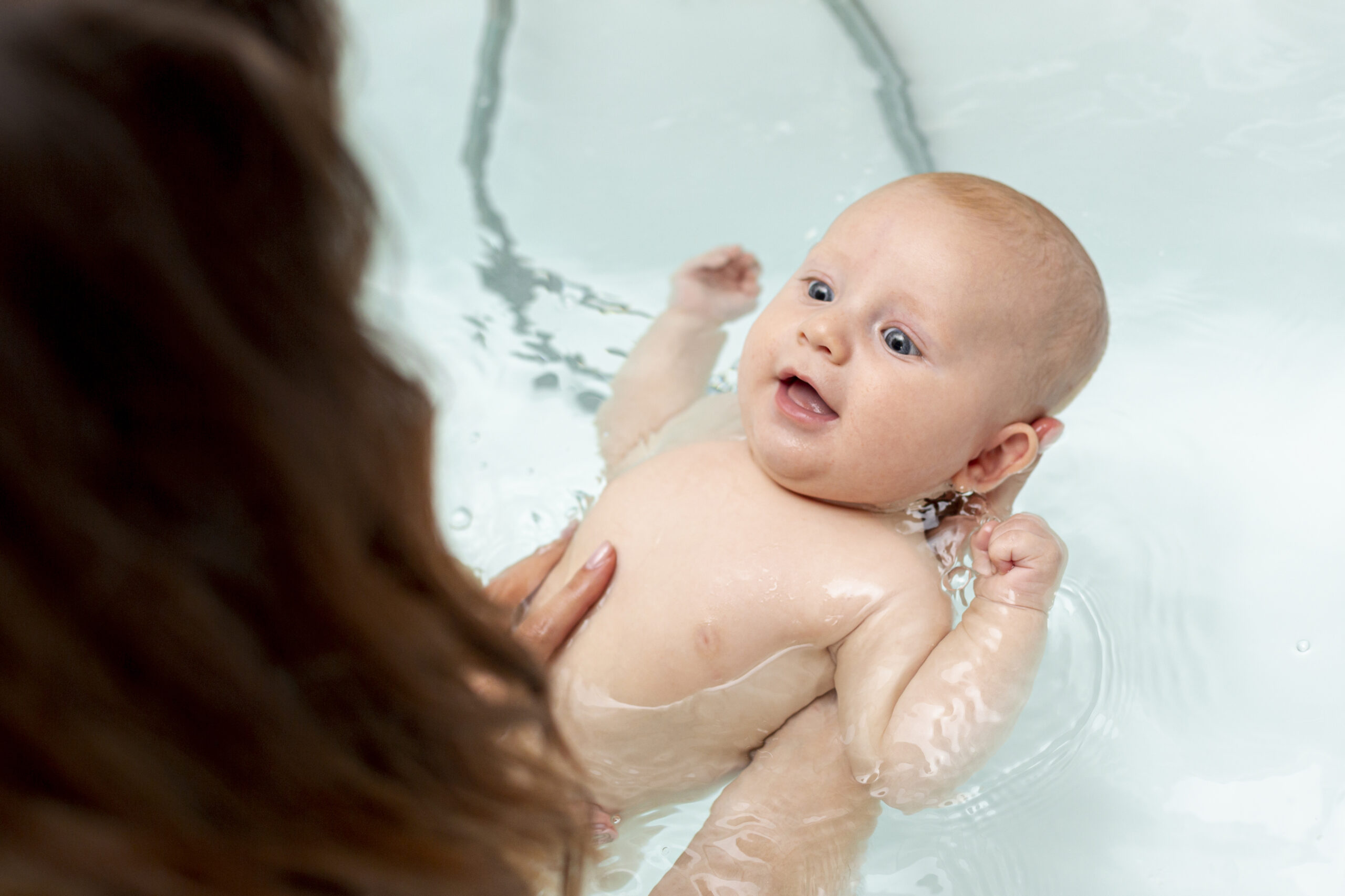 close-up-smiley-baby-bathtub